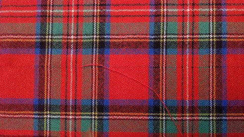 Sewing a Braveheart Kilt Part II, pulling a weft thread (https://thefarmingdaughter.com/2015/03/02/braveheart-part-ii/)