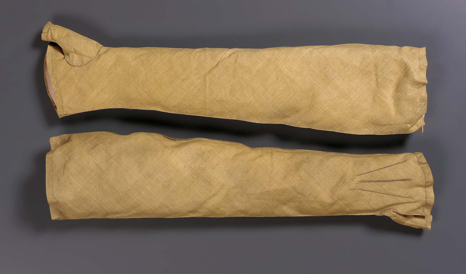 linen mitts MFA 43.1968a-b.jpg